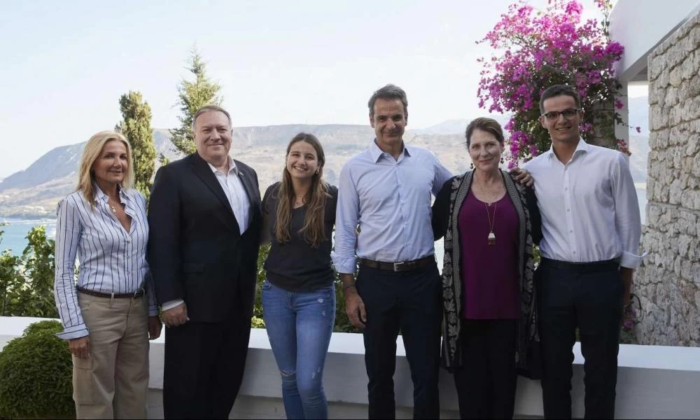 Ο Πομπέο αποχωρεί από το Στέιτ Ντιπάρτμεντ και αποχαιρετά τον Μητσοτάκη